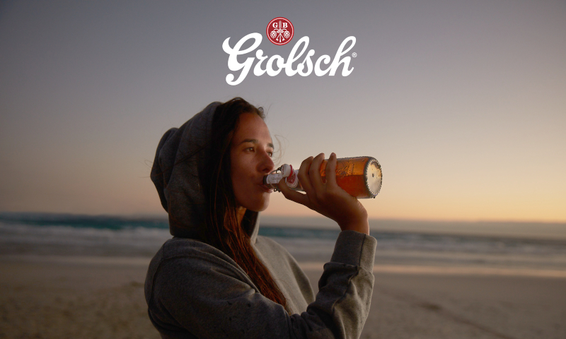 Grolsch bruine beugel drinken op het strand